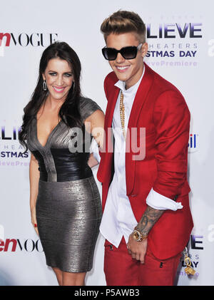 Justin Bieber, Pattie Mallette am Justin Bieber S Glaube Premiere am Königlichen Theater in Los Angeles. a Justin Bieber, Pattie Mallette 006 - - - - - - - - - - - - - Red Carpet Event, Vertikal, USA, Filmindustrie, Prominente, Fotografie, Bestof, Kunst, Kultur und Unterhaltung, Topix Prominente Fashion/Vertikal, Besten, Event in Hollywood Leben - Kalifornien, Roter Teppich und backstage, USA, Film, Stars, Film Stars, TV Stars, Musik, Promis, Fotografie, Bestof, Kunst, Kultur und Unterhaltung, Topix, Vertikal, Familie von aus dem Jahr 2013, Anfrage tsuni @ Gamma Stockfoto