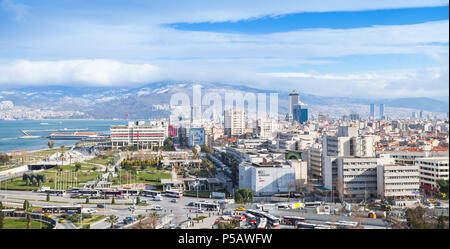 Izmir, Türkei - 12. Februar 2015: Moderne türkische City Skyline, Luftaufnahme von Izmir Stockfoto