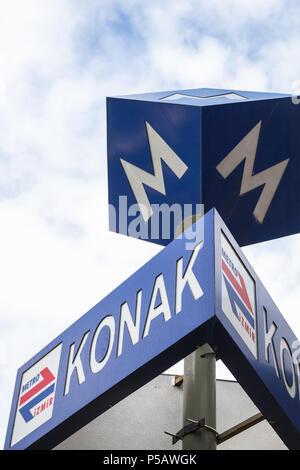 Izmir, Türkei - 12. Februar 2015: Konak Square U-Bahn Station, street sign bei bewölktem Himmel Stockfoto