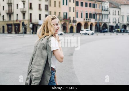 Schöne junge Student hipster touristische Mädchen in der Stadt im Sommer Stockfoto