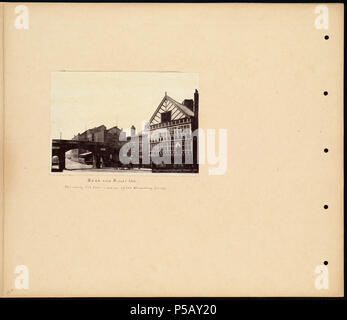 N/A. Englisch: BPLDC Art.Nr.: 08 04 000060 Seite Titel: Bär und Knüppel Inn Sammlung: William Vaughn Tupper Sammelalbum Collection Album: Band 13: Chester. Stratford-upon-Avon. Warwick. York. : Kenilworth. Blenheim. Fountains Abbey. Call Art.Nr.: 4098B104 v13 (s. 5) Schöpfer: Tupper, William Vaughn Genre: Scrapbooks; Albumen prints Umfang: 1 Foto auf Seite montiert: albumen; Seite 33 x 39 cm. Beschreibung: Scrapbook Seite enthält ein Foto von der Außenseite des Henry Dutton Bär & Billet Inn, mit kommentierten, Informationen über die Geschichte des Gebäudes. Bild enthält eine frühe automob Stockfoto