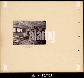 N/A. Englisch: BPLDC Art.Nr.: 08 04 000086 Seite Titel: Anne Hathaway's Cottage, inneren Sammlung: William Vaughn Tupper Sammelalbum Collection Album: Band 13: Chester. Stratford-upon-Avon. Warwick. York. : Kenilworth. Blenheim. Fountains Abbey. Call Art.Nr.: 4098B104 v13 (s. 31) Creator: Tupper, William Vaughn Fotograf: Bedford, Francis, 1816-1894 Genre: Scrapbooks; Albumen prints Umfang: 1 Foto auf Seite montiert: albumen; Seite 33 x 39 cm. Beschreibung: Scrapbook Seite enthält ein Foto des Innenraums von Anne Hathaway's Cottage, einschließlich Möbel. Anmerkungen: Seite Beschreibung Stockfoto