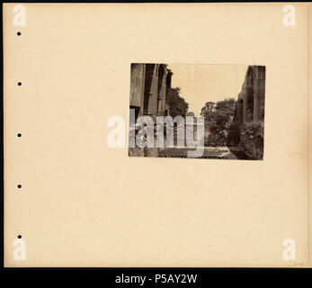 N/A. Englisch: BPLDC Art.Nr.: 08 04 000097 Seite Titel: Festsaal im Schloss Kenilworth Sammlung: William Vaughn Tupper Sammelalbum Collection Album: Band 13: Chester. Stratford-upon-Avon. Warwick. York. : Kenilworth. Blenheim. Fountains Abbey. Call Art.Nr.: 4098B104 v13 (s. 42) Creator: Tupper, William Vaughn Genre: Scrapbooks; Albumen prints Umfang: 1 Foto auf Seite montiert: albumen; Seite 33 x 39 cm. Beschreibung: Scrapbook Seite enthält ein Foto des Innenraums von, was als der Festsaal im Schloss Kenilworth serviert. Anmerkungen: Seite Titel und Beschreibung von CATALOGER, der Stockfoto