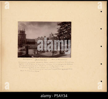 N/A. Englisch: BPLDC Art.Nr.: 08 04 000106 Seite Titel: Blenheim. Residenz des Herzogs von Marlborough Sammlung: William Vaughn Tupper Sammelalbum Collection Album: Band 13: Chester. Stratford-upon-Avon. Warwick. York. : Kenilworth. Blenheim. Fountains Abbey. Call Art.Nr.: 4098B104 v13 (s. 51) Creator: Tupper, William Vaughn Genre: Scrapbooks; Albumen prints Umfang: 1 Foto auf Seite montiert: albumen; Seite 33 x 39 cm. Beschreibung: Scrapbook Seite enthält ein Foto von Blenheim Palast, Residenz des Herzogs von Marlborough, mit Informationen über die Geschichte und die Architektur von t Stockfoto