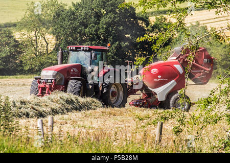 "Big Red Tractor, Leicestershire, Pressen Gras schneiden drehen Landschaft Erhaltung, England, Großbritannien, Großbritannien Stockfoto