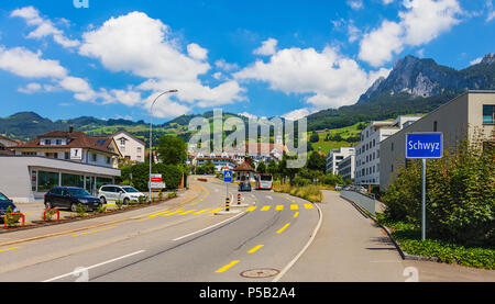 Schwyz, Schweiz - 23. Juni 2018: Blick auf die Stadt Schwyz. Die Stadt Schwyz ist die Hauptstadt des Schweizer Kantons Schwyz. Stockfoto