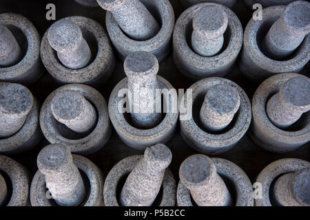 Schwarzer Stein Stößel und Mörser, in der Nähe der Ufer Tempel, Mahabalipuram, Tamil Nadu Stockfoto