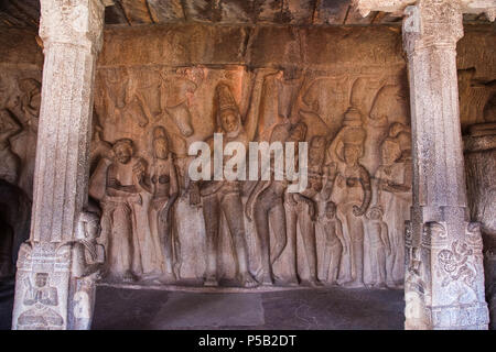 Relief an der Felswand von Krishna anheben Govardhan Hill in Krishna Mandapam, Mahabalipuram, Tamil Nadu Stockfoto