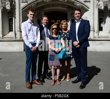 (Von links nach rechts) Piaras, Michael, Katherine, Geraldine und John Finucane vor dem Obersten Gericht in London, wo Geraldine, Witwe des ermordeten Rechtsanwalts Pat Finucane, ihrem Angebot für eine öffentliche Untersuchung in seinen Tod an das Höchste Gericht des Vereinigten Königreichs ist. Stockfoto