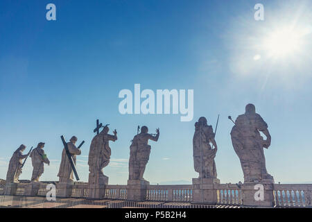 Statuen auf der Oberseite des Petersdoms in Rom mit Christus, dem Erlöser, Stockfoto