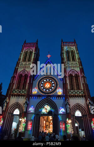 Basilika des Heiligen Herzen Jesu in der Nacht, Katholische Kirche, Pondicherry, Indien Stockfoto