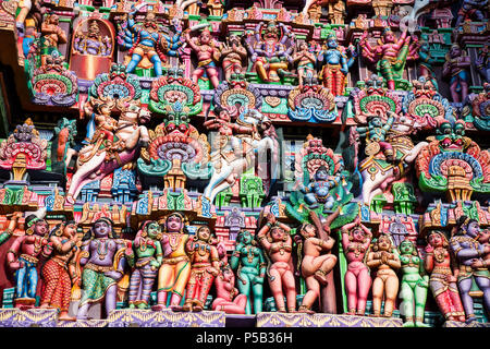 Bunte Götzen auf der Sarangapani Gopuram, Tempel, Kumbakonam, Tamil Nadu, Indien Stockfoto