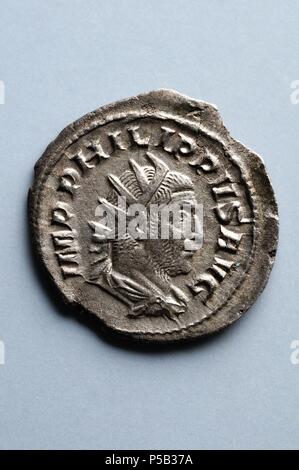 Antike römische Münze des Kaisers Filippo ich von der archäologischen Stätte von complutum in Alcalá de Henares (Madrid). Spanien. Stockfoto