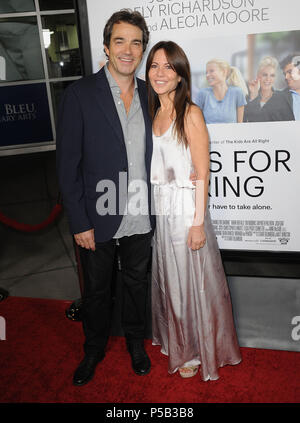 Jon Tenney und Frau Leslie Urdang anreisen, Vielen Dank für die gemeinsame Nutzung von Premiere Arclight Theater in Los Angeles. Jon Tenney und Frau Leslie Urdang 175 - - - - - - - - - - - - - Red Carpet Event, Vertikal, USA, Filmindustrie, Prominente, Fotografie, Bestof, Kunst, Kultur und Unterhaltung, Topix Prominente Fashion/Vertikal, Besten, Event in Hollywood Leben - Kalifornien, Roter Teppich und backstage, USA, Film, Stars, Film Stars, TV Stars, Musik, Promis, Fotografie, Bestof, Kunst, Kultur und Unterhaltung, Topix, Vertikal, Familie von aus dem Jahr 2013, Anfrage Tsu Stockfoto