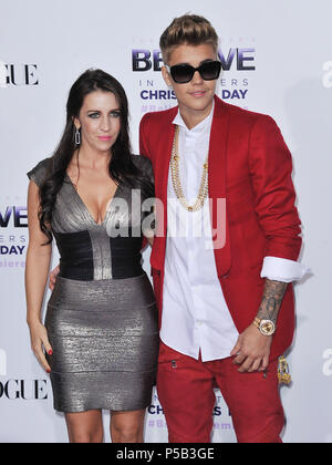 Justin Bieber, Pattie Mallette am Justin Bieber S Glaube Premiere am Königlichen Theater in Los Angeles. Justin Bieber, Pattie Mallette 032 - - - - - - - - - - - - - Red Carpet Event, Vertikal, USA, Filmindustrie, Prominente, Fotografie, Bestof, Kunst, Kultur und Unterhaltung, Topix Prominente Fashion/Vertikal, Besten, Event in Hollywood Leben - Kalifornien, Roter Teppich und backstage, USA, Film, Stars, Film Stars, TV Stars, Musik, Promis, Fotografie, Bestof, Kunst, Kultur und Unterhaltung, Topix, Vertikal, Familie von aus dem Jahr 2013, Anfrage tsuni @ Gamma-U Stockfoto