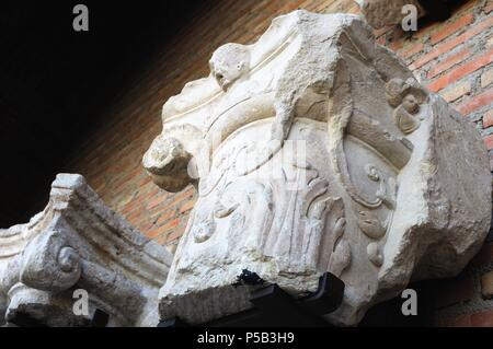 Fantastische Hauptstadt der Lodge. Renaissance (Plateresken)" Waffen Gericht - Palast der Erzbischöfe' vom ANTIQUARIUM - Wand von Alcala de Henares (13.). Gemeinschaft von Madrid. SPANIEN. Stockfoto