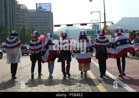 Hunderte von Südkoreaner März in Seoul als Führer von Nord- und Südkorea treffen Sie sich an einem grenzort zwischen den USA und Nordkorea Gipfel zu diskutieren. Mit: Atmosphäre, wo: Seoul, Südkorea, wenn: 26. Mai 2018 Credit: Dinendra Haria/WANN Stockfoto