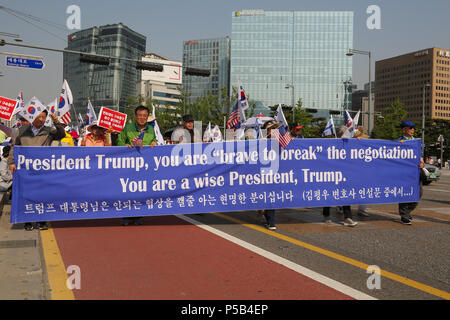 Hunderte von Südkoreaner März in Seoul als Führer von Nord- und Südkorea treffen Sie sich an einem grenzort zwischen den USA und Nordkorea Gipfel zu diskutieren. Mit: Atmosphäre, wo: Seoul, Südkorea, wenn: 26. Mai 2018 Credit: Dinendra Haria/WANN Stockfoto