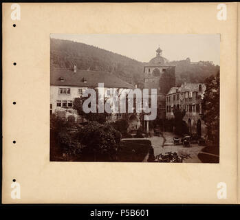 N/A. Englisch: BPLDC Art.Nr.: 08 04 000300 Seite Titel: Clock Tower Sammlung: Tupper Scrapbooks Collection Album: Band 36: Der Rhein. Heidelberg. Nürnberg. Call Art.Nr.: 4098 B 104 V 36 (s. 20) Creator: Tupper, William Vaughn Genre: Scrapbooks; Albumen prints Umfang: 1 Foto auf Seite montiert: albumen; Seite 33 x 39 cm. Beschreibung: Scrapbook Seite enthält ein Foto des Clock Tower im Heidelberger Schloss. Anmerkungen: Seite Titel und Beschreibung von Cataloger, von Bildunterschriften und/oder kommentierte Informationen abgeleitet. BPL Abteilung: Abteilung Drucken Rechte: Keine bekannten Einschränkungen. Flick Stockfoto