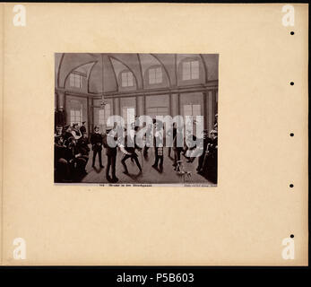 N/A. Englisch: BPLDC Art.Nr.: 08 04 000303 Seite Titel: Fechten Sammlung: Tupper Scrapbooks Collection Album: Band 36: Der Rhein. Heidelberg. Nürnberg. Call Art.Nr.: 4098 B 104 V 36 (s. 23) Creator: Tupper, William Vaughn Genre: Scrapbooks; Albumen prints Umfang: 1 Foto auf Seite montiert: albumen; Seite 33 x 39 cm. Beschreibung: Scrapbook Seite enthält ein Foto des Bildes der Männer fechten in der Hirschgasse Hotel Heidelberg. Anmerkungen: Seite Titel und Beschreibung von Cataloger, von Bildunterschriften und/oder kommentierte Informationen abgeleitet.; Beschriftung Bild: 155 Mensur in der Hirschqas Stockfoto