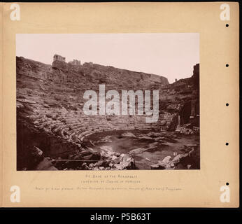 N/A. Englisch: BPLDC Art.Nr.: 08 04 000396 Page Title: An der Basis der Akropolis. Innenraum der Odeion des Herodes Sammlung: Tupper Scrapbooks Collection Album: Band 3: Athen. Call Art.Nr.: 4098B104 v3 (s. 13) Creator: Tupper, William Vaughn Genre: Scrapbooks; Albumen prints Umfang: 1 Foto auf Seite montiert: albumen; Seite 33 x 39 cm. Beschreibung: Scrapbook Seite enthält ein Bild des Inneren der Theater des Herodes, mit architektonischen Informationen über die Website vermerkt. Transkription: Sitzplätze für 6.000 Personen. Auf der Akropolis kann der Tempel von Nike & Ende Propyl gesehen werden. Stockfoto