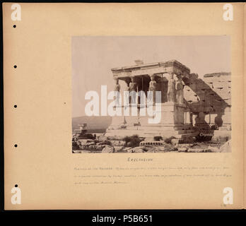 N/A. Englisch: BPLDC Art.Nr.: 08 04 000427 Seite Titel: Erectheion Sammlung: Tupper Scrapbooks Collection Album: Band 3: Athen. Call Art.Nr.: 4098B104 v3 (s. 44) Creator: Tupper, William Vaughn Genre: Scrapbooks; Albumen prints Umfang: 1 Foto auf Seite montiert: albumen; Seite 33 x 39 cm. Beschreibung: Scrapbook Seite enthält ein Foto der Vorhalle des Dirnen am Erectheion, mit kommentierten Informationen zur Beschreibung der Dirnen. Transkription: Portikus der Dirnen. Der Sechs caryatides, ein wenig größer als das Leben nur vier sind antike. Der eine ist ein Marmor Restaurierung von Imhof, Stockfoto