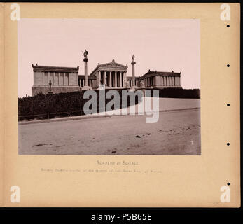 N/A. Englisch: BPLDC Art.Nr.: 08 04 000434 Seite Titel: Akademie der Wissenschaften Sammlung: Tupper Scrapbooks Collection Album: Band 3: Athen. Call Art.Nr.: 4098B104 v3 (s. 51) Creator: Tupper, William Vaughn Genre: Scrapbooks; Albumen prints Umfang: 1 Foto auf Seite montiert: albumen; Seite 33 x 39 cm. Beschreibung: Scrapbook Seite enthält ein Foto der Akademie der Wissenschaften in Athen, mit kommentierten Informationen über die Architektur des Gebäudes. Transkription: von Pentelic Marmor auf Kosten der späten Baron Sina von Wien gebaut. Anmerkungen: Seite Beschreibung von Cataloger, abgeleitete f Stockfoto