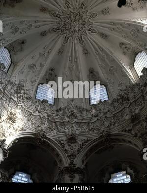 CUPULA DE LA CAPILLA DEL SAGRARIO DE LA IGLESIA DE LA ASUNCIÓN DE Priego de Cordoba - Siglo XVIII. Thema: Francisco Javier Pedrajas (1736-1811). Lage: Iglesia de la Asunción, Priego de Cordoba, Cordoba, Spanien. Stockfoto