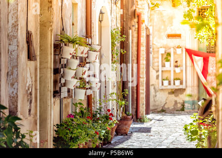 Gemütliche Gasse im Dorf von Pano Lefkara. Bezirk Larnaca, Zypern. Stockfoto