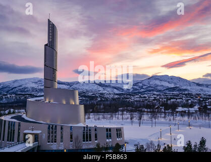Moderne Architektur von Northern Lights Kathedrale, Alta Kirche, bei Sonnenuntergang im Winter, Alta, Finnmark, Norwegen, nördlich des Polarkreises Stockfoto