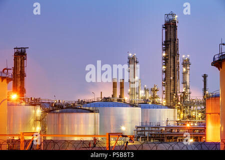 Leitungen und Tanks der Ölraffinerie-Factory Stockfoto