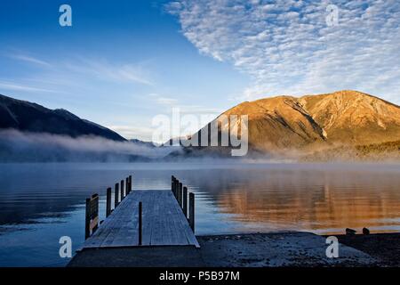 Die Anlegestelle am Lake Rotoiti, Nelson Lakes National Park, Neuseeland auf einem nebligen Morgen Stockfoto