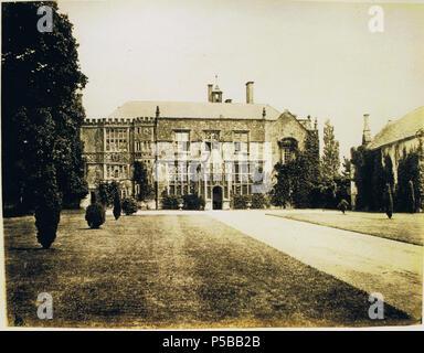 N/A. Englisch: Brympton d'Evercy (auch als Brympton Haus bekannt), ein Herrenhaus in der Nähe von Yeovil in der Grafschaft Somerset, England. Vorderen Eingang. um 1860. Anon. Aber hochgeladen von R. de Salis, meRodolph 2 (Talk) 00:33, 24. Juli 2014 (UTC) 244 Brympton Eingang vorne 1860 Stockfoto