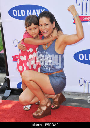 Constance Marie und dauhgter Luna an der Mickey durch die Jahrzehnte Vintage T-Stück Coillection auf der Disney viel in Burbank. Constance Marie und Tochter Luna 025 - - - - - - - - - - - - - Red Carpet Event, Vertikal, USA, Filmindustrie, Prominente, Fotografie, Bestof, Kunst, Kultur und Unterhaltung, Topix Prominente Fashion/Vertikal, Besten, Event in Hollywood Leben - Kalifornien, Roter Teppich und backstage, USA, Film, Stars, Film Stars, TV Stars, Musik, Promis, Fotografie, Bestof, Kunst, Kultur und Unterhaltung, Topix, Vertikal, Familie von aus dem Jahr 2013, inqui Stockfoto