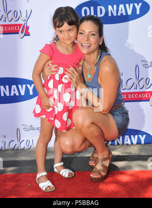 Constance Marie und dauhgter Luna an der Mickey durch die Jahrzehnte Vintage T-Stück Coillection auf der Disney viel in Burbank. Constance Marie und Tochter Luna 026 - - - - - - - - - - - - - Red Carpet Event, Vertikal, USA, Filmindustrie, Prominente, Fotografie, Bestof, Kunst, Kultur und Unterhaltung, Topix Prominente Fashion/Vertikal, Besten, Event in Hollywood Leben - Kalifornien, Roter Teppich und backstage, USA, Film, Stars, Film Stars, TV Stars, Musik, Promis, Fotografie, Bestof, Kunst, Kultur und Unterhaltung, Topix, Vertikal, Familie von aus dem Jahr 2013, inqui Stockfoto