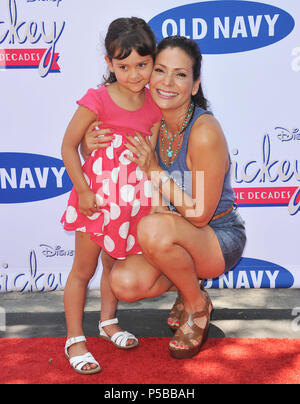 Constance Marie und dauhgter Luna an der Mickey durch die Jahrzehnte Vintage T-Stück Coillection auf der Disney viel in Burbank. Constance Marie und Tochter Luna 027 - - - - - - - - - - - - - Red Carpet Event, Vertikal, USA, Filmindustrie, Prominente, Fotografie, Bestof, Kunst, Kultur und Unterhaltung, Topix Prominente Fashion/Vertikal, Besten, Event in Hollywood Leben - Kalifornien, Roter Teppich und backstage, USA, Film, Stars, Film Stars, TV Stars, Musik, Promis, Fotografie, Bestof, Kunst, Kultur und Unterhaltung, Topix, Vertikal, Familie von aus dem Jahr 2013, inqui Stockfoto