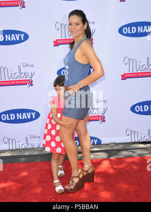 Constance Marie und dauhgter Luna an der Mickey durch die Jahrzehnte Vintage T-Stück Coillection auf der Disney viel in Burbank. Constance Marie und Tochter Luna 028 - - - - - - - - - - - - - Red Carpet Event, Vertikal, USA, Filmindustrie, Prominente, Fotografie, Bestof, Kunst, Kultur und Unterhaltung, Topix Prominente Fashion/Vertikal, Besten, Event in Hollywood Leben - Kalifornien, Roter Teppich und backstage, USA, Film, Stars, Film Stars, TV Stars, Musik, Promis, Fotografie, Bestof, Kunst, Kultur und Unterhaltung, Topix, Vertikal, Familie von aus dem Jahr 2013, inqui Stockfoto