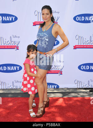 Constance Marie und dauhgter Luna an der Mickey durch die Jahrzehnte Vintage T-Stück Coillection auf der Disney viel in Burbank. Constance Marie und Tochter Luna 034 - - - - - - - - - - - - - Red Carpet Event, Vertikal, USA, Filmindustrie, Prominente, Fotografie, Bestof, Kunst, Kultur und Unterhaltung, Topix Prominente Fashion/Vertikal, Besten, Event in Hollywood Leben - Kalifornien, Roter Teppich und backstage, USA, Film, Stars, Film Stars, TV Stars, Musik, Promis, Fotografie, Bestof, Kunst, Kultur und Unterhaltung, Topix, Vertikal, Familie von aus dem Jahr 2013, inqui Stockfoto