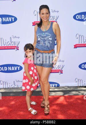 Constance Marie und dauhgter Luna an der Mickey durch die Jahrzehnte Vintage T-Stück Coillection auf der Disney viel in Burbank. Constance Marie und Tochter Luna 035 - - - - - - - - - - - - - Red Carpet Event, Vertikal, USA, Filmindustrie, Prominente, Fotografie, Bestof, Kunst, Kultur und Unterhaltung, Topix Prominente Fashion/Vertikal, Besten, Event in Hollywood Leben - Kalifornien, Roter Teppich und backstage, USA, Film, Stars, Film Stars, TV Stars, Musik, Promis, Fotografie, Bestof, Kunst, Kultur und Unterhaltung, Topix, Vertikal, Familie von aus dem Jahr 2013, inqui Stockfoto