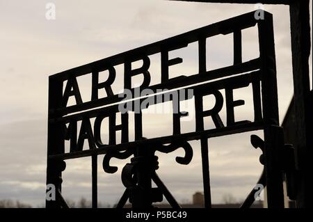 Kz Dachau. Ns-Lager von Gefangenen in 1933 geöffnet. Detail der Parole Arbeit macht frei (Arbeit macht frei) an der Tür. Deutschland. Stockfoto