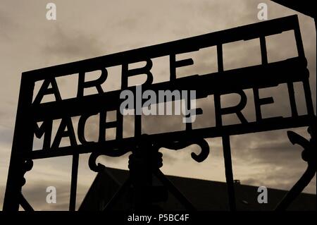 Kz Dachau. Ns-Lager von Gefangenen in 1933 geöffnet. Detail der Parole Arbeit macht frei (Arbeit macht frei) an der Tür. Deutschland. Stockfoto