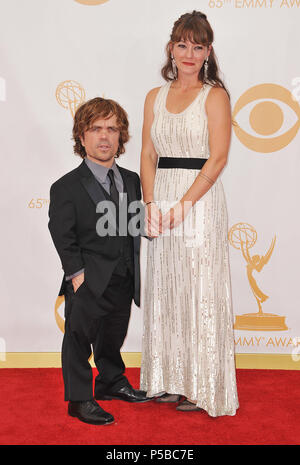 Erica Schmidt, Peter Dinklage an der 65th Primetime Emmy Awards bei der Ankunft im Nokia Theater in Los Angeles. Erica Schmidt, Peter Dinklage - - - - - - - - - - - - - Red Carpet Event, Vertikal, USA, Filmindustrie, Prominente, Fotografie, Bestof, Kunst, Kultur und Unterhaltung, Topix Prominente Fashion/Vertikal, Besten, Event in Hollywood Leben - Kalifornien, Roter Teppich und backstage, USA, Film, Stars, Film Stars, TV Stars, Musik, Promis, Fotografie, Bestof, Kunst, Kultur und Unterhaltung, Topix, Vertikal, Familie von aus dem Jahr 2013, Anfrage tsuni @ Gamma-USA Stockfoto