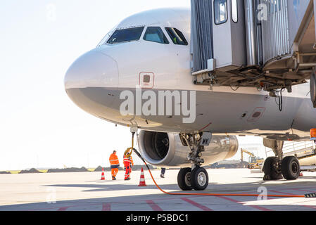 Handhabung eines Flugzeugs am Terminal des Flughafens vor dem Take-off Stockfoto