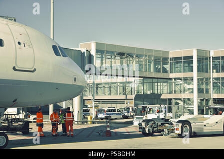 Handhabung eines Flugzeugs am Terminal des Flughafens vor dem Take-off Stockfoto