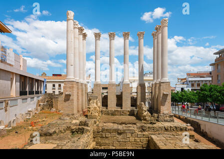 Cordoba römischen Tempel, Blick auf die rekonstruierte Spalten gelegen oberhalb der Ausgrabung einer Römischen Tempel im Zentrum von Cordoba, Andalusien, Spanien. Stockfoto