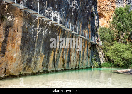 Steg entlang der Ruta de las pasarelas Fußgängerbrücke route, Rio Vero Schlucht, Alquezar, Aragon, Spanien Stockfoto