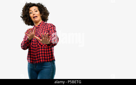 Schöne arabische Frau angewidert und wütend, halten die Hände in stop Geste, als Verteidigung, schreien Stockfoto