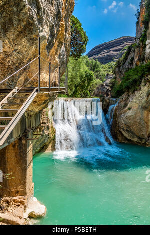 Rio vero; Canyon; Schlucht; Fluss; Outdoor; Außenbereich; Natur; Landschaft; Ruta de las pasarelas; Fußgängerbrücke; Route; Wasserfall; fallen; Wandern; Sightseeing; Stockfoto