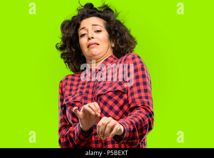 Schöne arabische Frau angewidert und wütend, halten die Hände in stop Geste, als Verteidigung, schreien Stockfoto