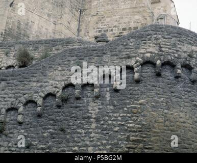 Las MEJORES DEL MURO EXTERIEUR DE LA ESCALERA DE SUBIDA A LA IGLESIA DE SAN PEDRO DE LA RUA. Lage: IGLESIA DE SAN PEDRO DE LA RUA, Estella, Navarra, Spanien. Stockfoto